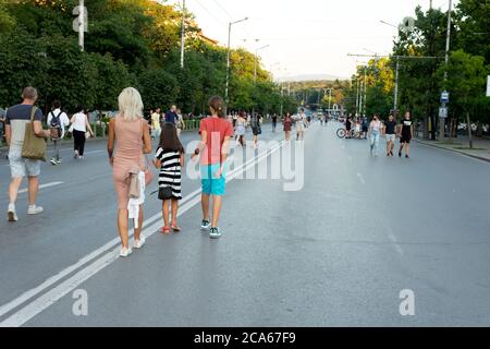 Sofia, Bulgaria. 3 agosto 2020. Persone che camminano su strade chiuse a Sofia Bulgaria, mentre le proteste pacifiche contro la corruzione anti-governo si intensificano in tutto il paese per gli ultimi 26 giorni, con alcune strade principali e incroci intorno all'edificio del parlamento bloccati da tende e barricate e il centro della capitale è completamente chiuso per i trasporti. Credit: Ognyan Yosifov / Alamy News Foto Stock