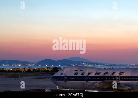 Boeing 737-200 delle Olympic Airways ha messo a terra presso il vecchio aeroporto di Atene, nel distretto di Elliniko. L'aeroporto non è più in uso dal 2001. Foto Stock