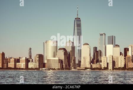 Skyline di Manhattan con cielo senza nuvole al tramonto, colore applicato, New York City, USA. Foto Stock