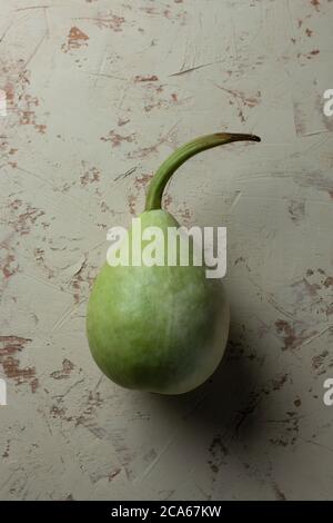 bottiglia verde gourd su sfondo bianco Foto Stock