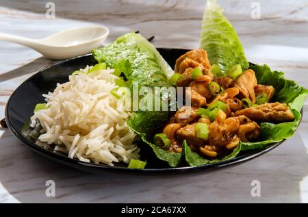 Insalata di pollo alla cashew asiatica con riso Foto Stock