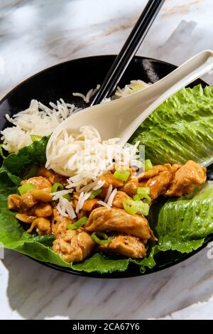 Insalata di pollo alla cashew asiatica con riso Foto Stock