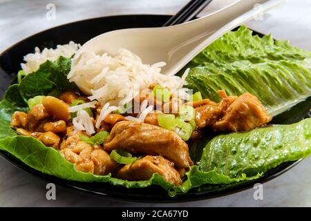 Insalata di pollo alla cashew asiatica con riso Foto Stock