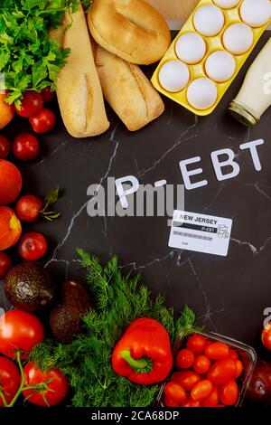 Cibo gratuito per gli studenti che ricevono un pranzo gratuito o ridotto durante la scuola chiuso. Concetto di covid-19 pandemico. Foto Stock