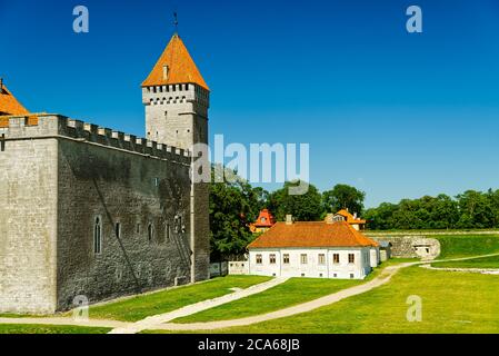 Isola di Saaremaa Castello, Estonia, castello vescovo. Fortificazioni del castello episcopale di Koressaare nel giorno d'estate. Foto Stock