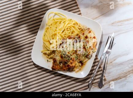 Cucina italiana pollo Lombardia con sugo di funghi marsala e linguine Foto Stock