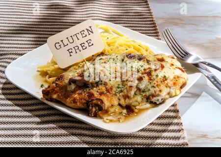 Cucina italiana pollo Lombardia con sugo di funghi marsala e linguine Foto Stock
