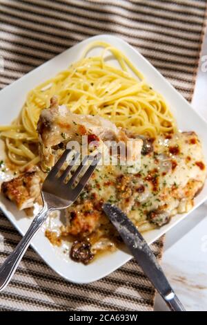 Cucina italiana pollo Lombardia con sugo di funghi marsala e linguine Foto Stock