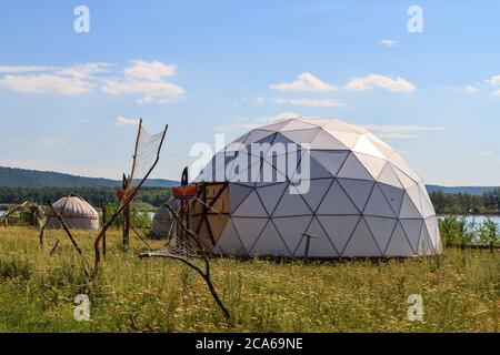 cupola geodetica bianca in una soleggiata giornata estiva in campo Foto Stock