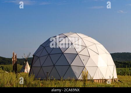 cupola geodetica bianca in una giornata estiva soleggiata in natura Foto Stock