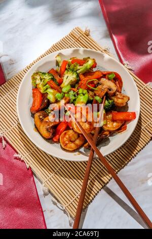 Gamberetti cinesi con verdure saltate miste in salsa all'aglio marrone Foto Stock