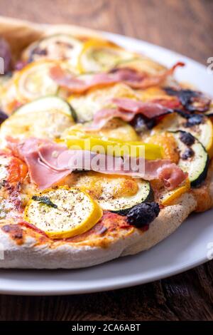 zucchine a fette su una pizza fresca Foto Stock