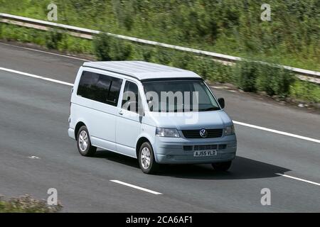 A Volkswagen VW Transporter T30 85 TDI Grey LCV Panel Van Diesel sulla M6 autostrada vicino Preston a Lancashire, Regno Unito Foto Stock