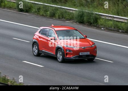 Un propulsore elettrico a trazione elettrica agli ioni di litio SUV elettrico 2020 Hyundai Kona sull'autostrada M6 vicino a Preston in Lancashire, Regno Unito Foto Stock