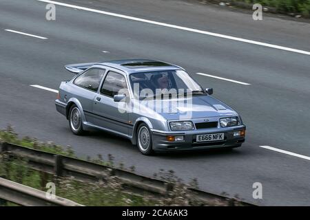 1987 blu Ford Sierra RS Cosworth E666NFK con spoiler che guida sull'autostrada M6 vicino Preston a Lancashire, Regno Unito Foto Stock