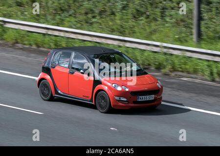 Un 2005 Smart Forfour pure arancione nero auto Hatchback benzina guida sulla M6 autostrada vicino Preston a Lancashire, Regno Unito Foto Stock