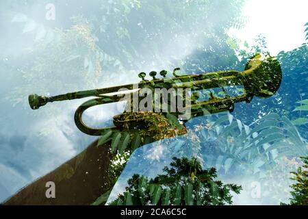 Abstract doppia esposizione natura e vecchia tromba strumentale arrugginita Foto Stock
