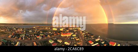 La pioggia cade mentre il sole splende nel mezzo della notte a Kotzebue Alaska creando un bel contrasto tra l'alba e la tempesta Foto Stock