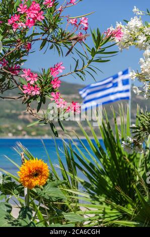 Pittoresca spiaggia di sabbia di Neraida ad Alykanas piena di splendidi fiori e piante. Si trova sulla costa orientale dell'isola di Zante, in Grecia. Foto Stock