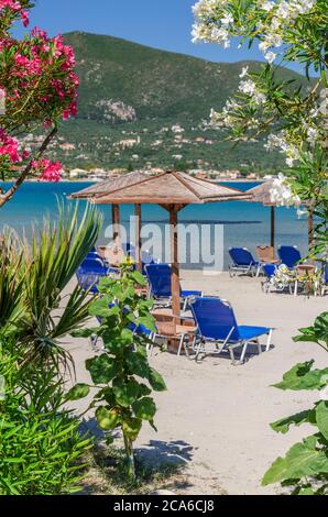 Pittoresca spiaggia di sabbia di Neraida ad Alykanas piena di splendidi fiori e piante. Si trova sulla costa orientale dell'isola di Zante, in Grecia. Foto Stock