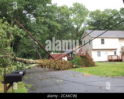 04 AGO 2020, Jefferson Twp., Morris County, New Jersey. Isaia lascia 1.3 milioni senza potere mentre la tempesta si dirige a nord nel New England. Linee elettriche abbattute da venti elevati. Tutto NJ è sotto un orologio del tornado in questo momento. Credito; Tom Cassidy/Alamy Live News Foto Stock