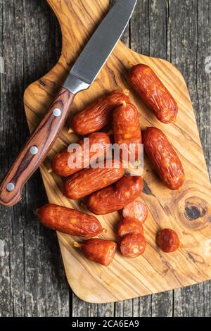 Salumi a fette su tagliere. Vista dall'alto. Foto Stock