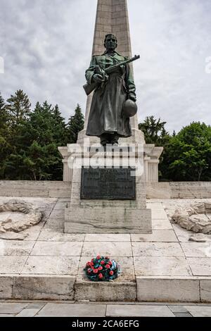 Scultura di un soldato in guardia presso il monumento all'esercito sovietico a Svidnik. Slovacchia, Europa. Foto Stock