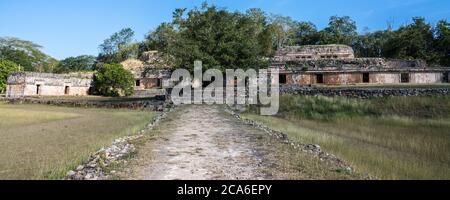 Il Palazzo o El Palacio, situato nelle rovine della città maya di Labna, fa parte della città pre-ispanica di Uxmal, patrimonio mondiale dell'UNESCO, a Yucatan, M. Foto Stock