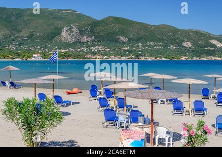 Pittoresca spiaggia di sabbia di Neraida ad Alykanas piena di splendidi fiori e piante. Si trova sulla costa orientale dell'isola di Zante, in Grecia. Foto Stock