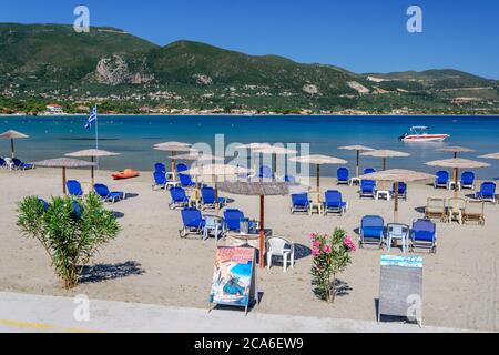 Pittoresca spiaggia di sabbia di Neraida ad Alykanas piena di splendidi fiori e piante. Si trova sulla costa orientale dell'isola di Zante, in Grecia. Foto Stock