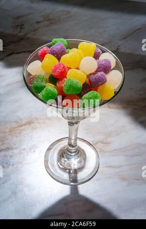 Gocce di zucchero granulato in vetro martini Foto Stock