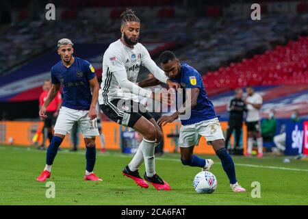 Londra, Regno Unito. 04 agosto 2020. Rico Henry di Brentford (a destra) e Michael Hector di Fulham (2° a destra) durante la partita finale di Play-Off del campionato Sky Bet tra Brentford e Fulham allo stadio di Wembley, Londra, Inghilterra, il 4 agosto 2020. Gli stadi di calcio rimangono vuoti a causa del Pandemic del Covid-19, poiché le leggi governative in materia di allontanamento sociale vietano ai tifosi all'interno dei locali, con la conseguenza che tutte le partite vengono giocate a porte chiuse fino a nuovo avviso. Foto di Andrew Aleksiejczuk/prime Media Images. Credit: Prime Media Images/Alamy Live News Foto Stock
