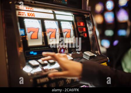 Slot machine da casinò con jackpot triplo sette Foto Stock