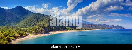 Estate mediterraneo paesaggio costiero - vista sulla spiaggia Cirali Olympos, vicino al villaggio turco di Cıralı, provincia di Antalya in Turchia Foto Stock