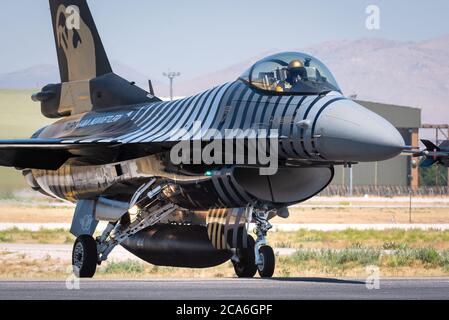 KONYA, TURCHIA - Giugno 25 2019: Diversi F-16 dell'Aeronautica Turca, tra cui solo Türk si riuniscono per un esercizio militare noto come Aquila Anatolia. Piloti Foto Stock