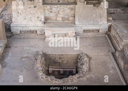 L'ingresso alla Tomba 6 nel piano del Palazzo dei Racoqui o Casa del Grande Signore nella struttura 195 nelle rovine pre-ispaniche di Zapotec Agnello Foto Stock