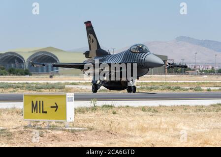 KONYA, TURCHIA - Giugno 25 2019: Diversi F-16 dell'Aeronautica Turca, tra cui solo Türk si riuniscono per un esercizio militare noto come Aquila Anatolia. Piloti Foto Stock