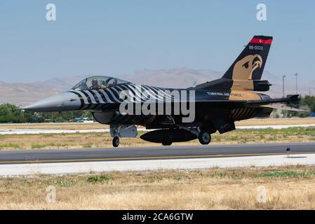 KONYA, TURCHIA - Giugno 25 2019: Diversi F-16 dell'Aeronautica Turca, tra cui solo Türk si riuniscono per un esercizio militare noto come Aquila Anatolia. Piloti Foto Stock