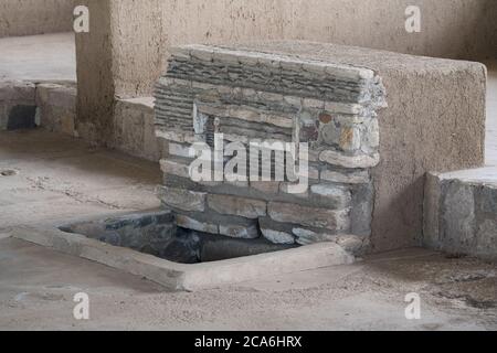 L'ingresso alla Tomba 2 nelle rovine pre-ispaniche di Zapotec Lambityeco nella valle di Oaxaca, Messico. Foto Stock