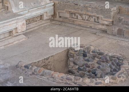 L'ingresso alla Tomba 6 nel piano del Palazzo dei Racoqui o Casa del Grande Signore nella struttura 195 nelle rovine pre-ispaniche di Zapotec Agnello Foto Stock