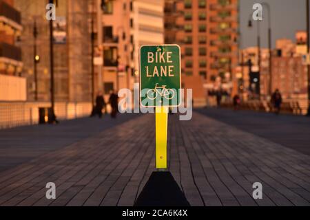 Pista ciclabile presso la Long Beach Boardwalk a Long Beach New York Foto Stock