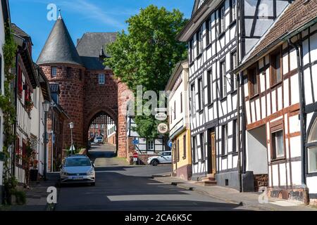 Il Dürener Tor, porta torre delle fortificazioni della città di Nideggen, Eifel, NRW, Germania Foto Stock