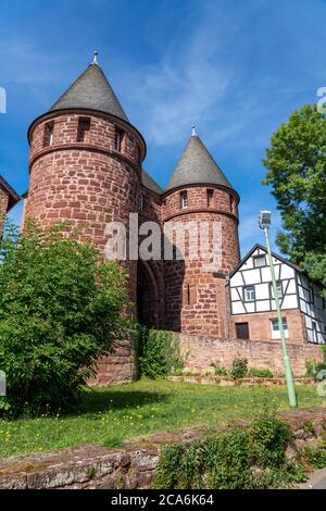 Il Dürener Tor, porta torre delle fortificazioni della città di Nideggen, Eifel, NRW, Germania Foto Stock