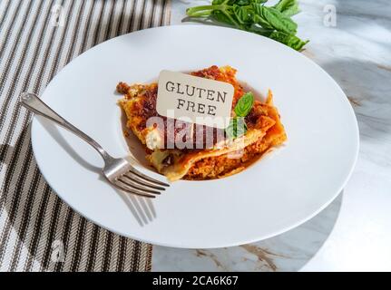 Formaggio italiano fatto in casa e lasagne di carne su tavolo da cucina in marmo Foto Stock