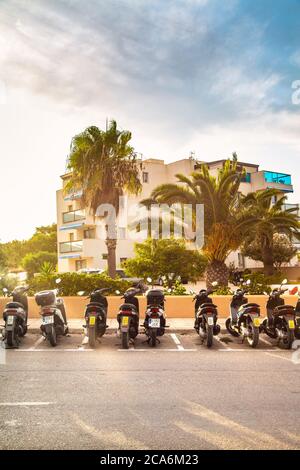Fila di scooter parcheggiati sulla strada a es Pujols, Formentera, Spagna Foto Stock