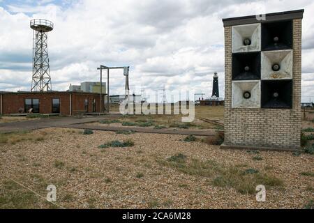 3 agosto 2020: Kent, Regno Unito. 03 agosto 2020. La centrale nucleare di Dungeness B sulla costa del Kent, nel sud-est dell'Inghilterra. Dungeness B è una centrale di reattori avanzati raffreddati a gas, con i suoi due reattori nucleari Dungeness B-21 e B-22, che sono diventati operativi rispettivamente nel 1983 e nel 1985 e che saranno chiusi nel 2028. La centrale nucleare è gestita e mantenuta da EDF Energy, che gestisce 15 reattori nucleari in Gran Bretagna e fornisce circa il 20% dell'energia elettrica del paese Credit: Matt Duckett/IMAGESLIVE/ZUMA Wire/Alamy Live News Foto Stock