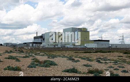 3 agosto 2020: Kent, Regno Unito. 03 agosto 2020. La centrale nucleare di Dungeness B sulla costa del Kent, nel sud-est dell'Inghilterra. Dungeness B è una centrale di reattori avanzati raffreddati a gas, con i suoi due reattori nucleari Dungeness B-21 e B-22, che sono diventati operativi rispettivamente nel 1983 e nel 1985 e che saranno chiusi nel 2028. La centrale nucleare è gestita e mantenuta da EDF Energy, che gestisce 15 reattori nucleari in Gran Bretagna e fornisce circa il 20% dell'energia elettrica del paese Credit: Matt Duckett/IMAGESLIVE/ZUMA Wire/Alamy Live News Foto Stock