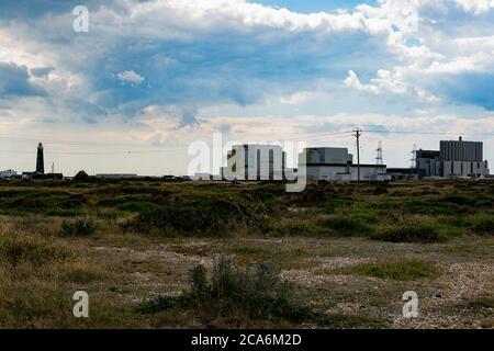 3 agosto 2020: Kent, Regno Unito. 03 agosto 2020. La centrale nucleare di Dungeness B sulla costa del Kent, nel sud-est dell'Inghilterra. Dungeness B è una centrale di reattori avanzati raffreddati a gas, con i suoi due reattori nucleari Dungeness B-21 e B-22, che sono diventati operativi rispettivamente nel 1983 e nel 1985 e che saranno chiusi nel 2028. La centrale nucleare è gestita e mantenuta da EDF Energy, che gestisce 15 reattori nucleari in Gran Bretagna e fornisce circa il 20% dell'energia elettrica del paese Credit: Matt Duckett/IMAGESLIVE/ZUMA Wire/Alamy Live News Foto Stock