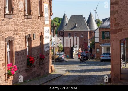 Il Dürener Tor, porta torre delle fortificazioni della città di Nideggen, Eifel, NRW, Germania Foto Stock