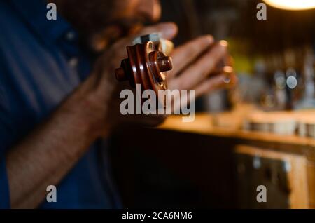 Liutaio artigiano che istituisce un violino nella sua officina Foto Stock